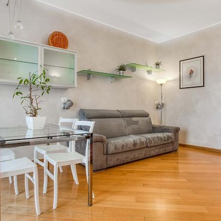 Ferienwohnung Joivy Vibrant Flat With Balcony Mailand Exterior foto